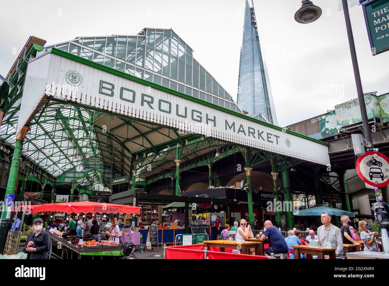 London. GROSSBRITANNIEN: 06.10. 2021. Straßenansicht einer Fassade des Borough Market mit dem Shard im Hintergrund. Stockfoto