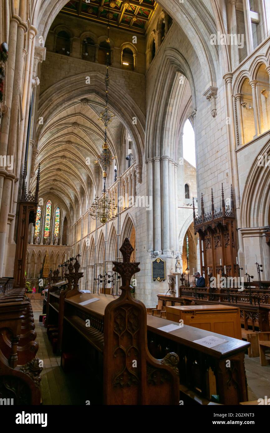 London. UK-06.10.2021. Innenansicht des Kirchenschiffs vom Altar der Kathedrale von Southwark. Stockfoto