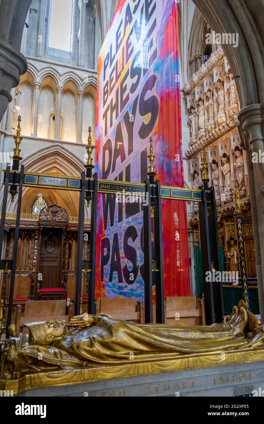 London. GROSSBRITANNIEN: 06.10.2021. Ein riesiges Banner in der Southwark Cathedral in Bezug auf die Pandemie von Covid-19. Stockfoto