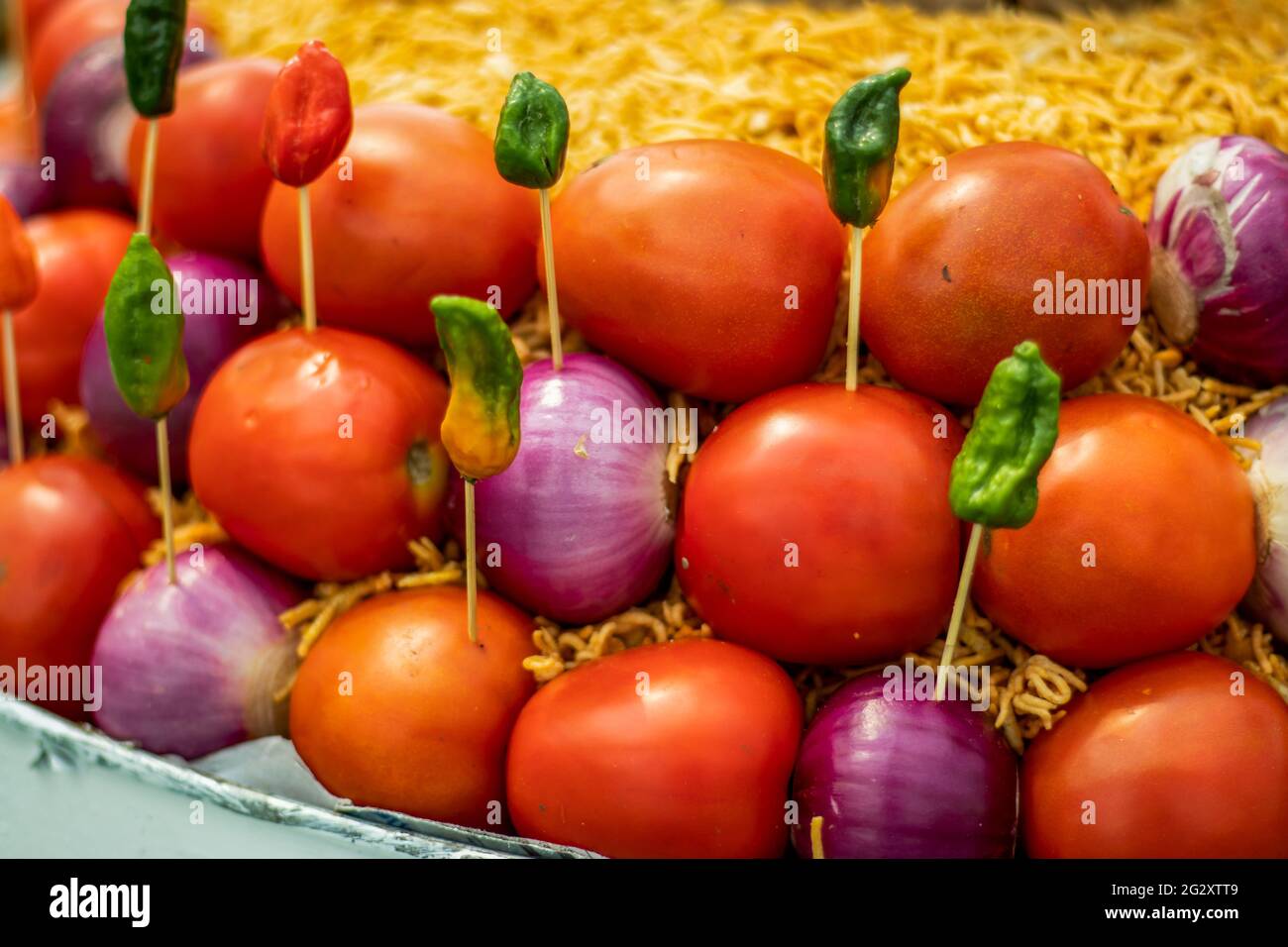 Street Delicious Food wurden in einem großen Ball von Bombay Pepper Zwiebel und Chanachur, die auf der Straße verkauft werden, arrangiert Stockfoto