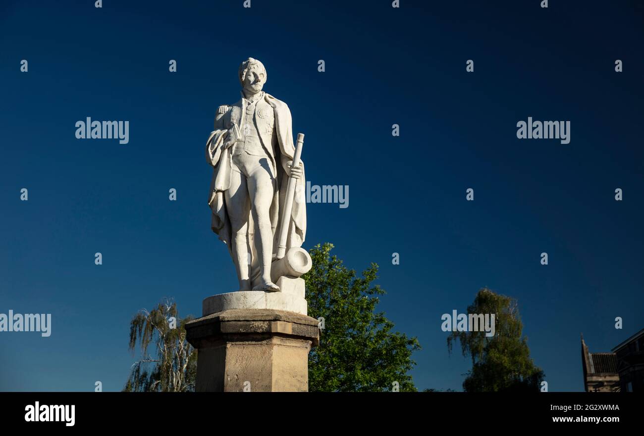 Norwich, Norfolk, Großbritannien, Juni 2021, Blick auf die Statue des Admiral Lord Horatio Nelson in der nahe bei der Kathedrale von Norwich Stockfoto