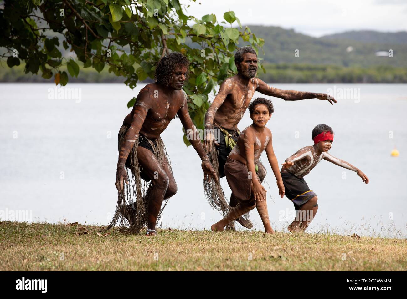 Cooktown, Queensland, Australien. Juni 2021. Eine Nachstellung zum 250. Jahrestag des ersten britischen Kontakts mit australischen Ureinwohnern in Cooktown Australia. Kredit: Nathan Kelly/Alamy Live Nachrichten. Stockfoto