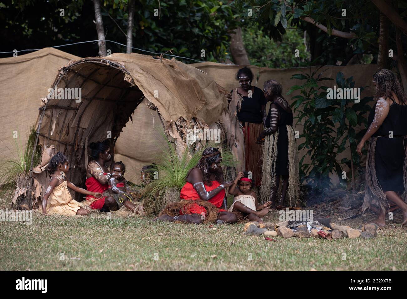 Cooktown, Queensland, Australien. Juni 2021. Eine Nachstellung zum 250. Jahrestag des ersten britischen Kontakts mit australischen Ureinwohnern in Cooktown Australia. Kredit: Nathan Kelly/Alamy Live Nachrichten. Stockfoto