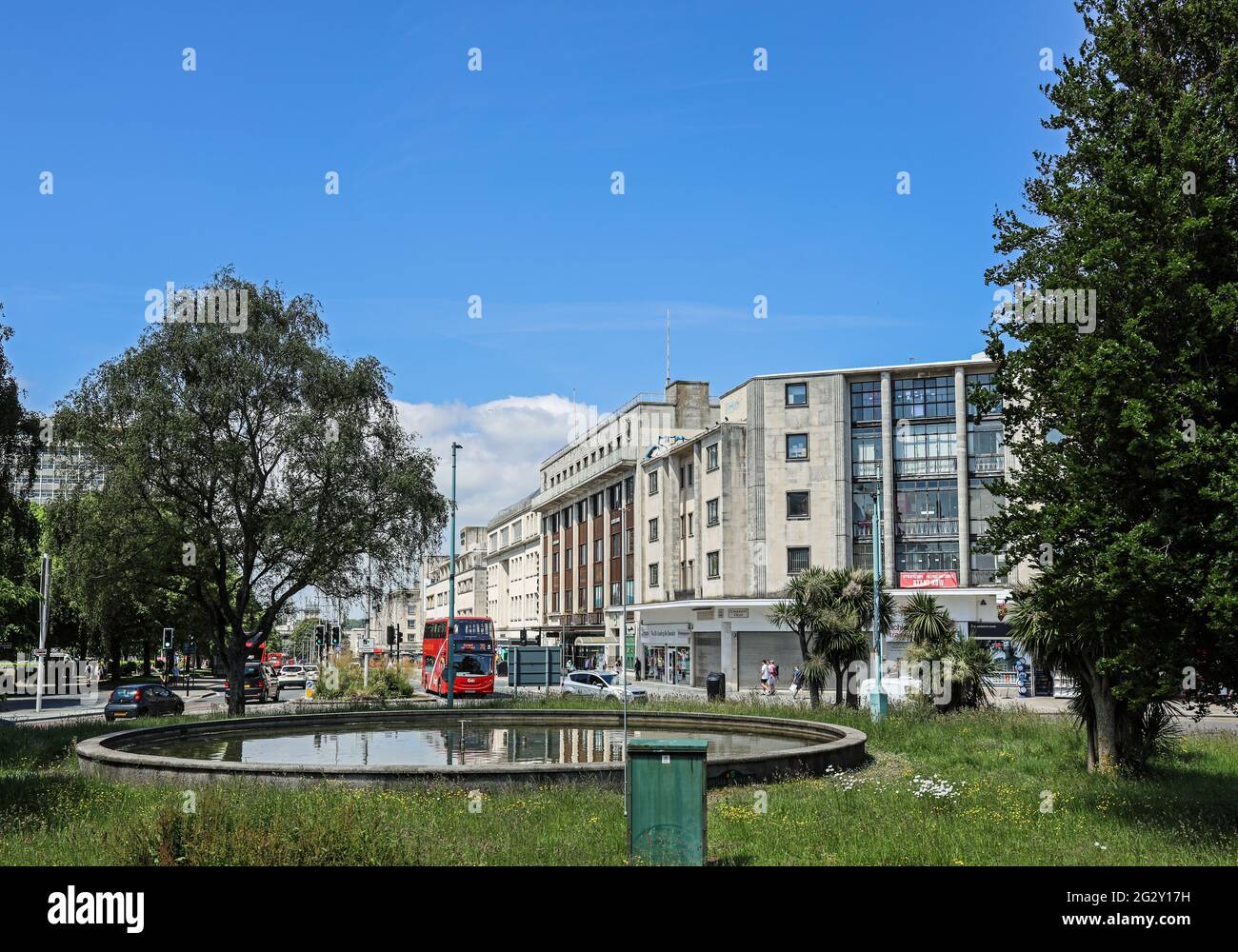 Royal Parade Plymouth vom St Andrew’s Cross aus erscheinen am Kreisverkehr Wildblumen. Das House of Fraser Geschäft ist zu sehen und das leere p Stockfoto