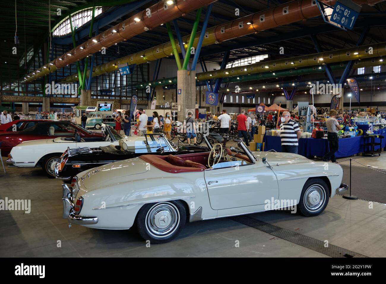 Mercedes 190 SL. Retro Malaga 2021, Andalusien, Spanien. Stockfoto