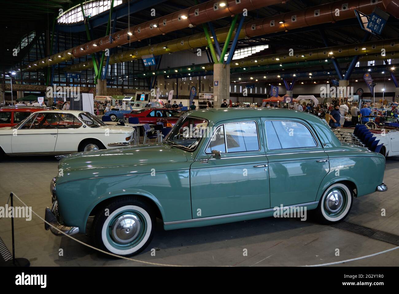 Peugeot 403. Retro Malaga 2021, Andalusien, Spanien. Stockfoto