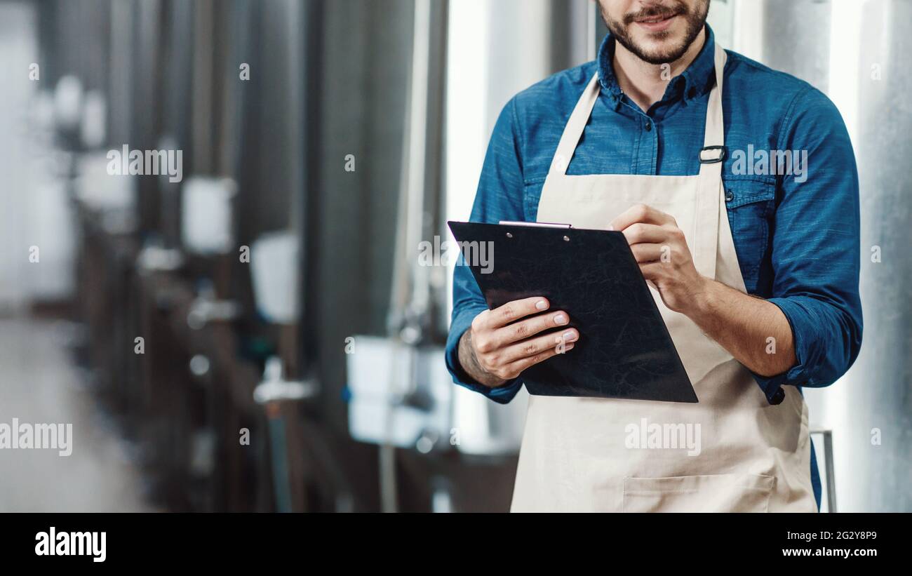 Craft Beverage Produktion und Datenerfassung Fermentationsprozess in der Anlage Stockfoto