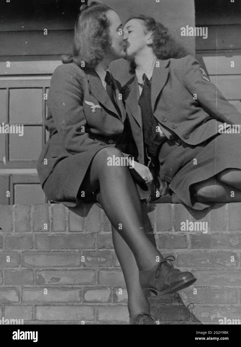 DOS mujer besandose. Weimar, segunda guerra mundial. Stockfoto