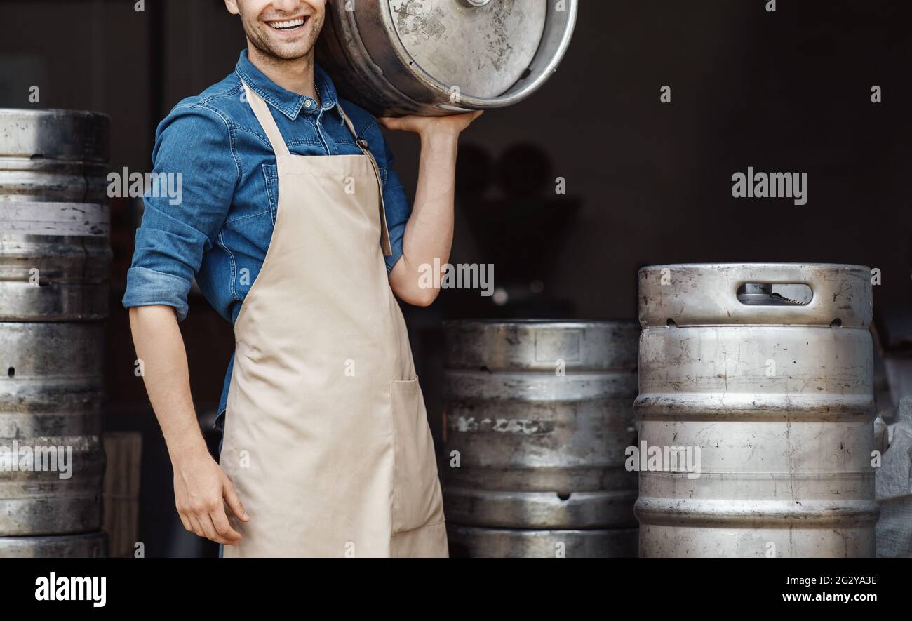 Starker Kerl arbeitet in Brauereihandwerk Alkoholproduktion. Startup, Kleinunternehmen auf der covid-19 Stockfoto