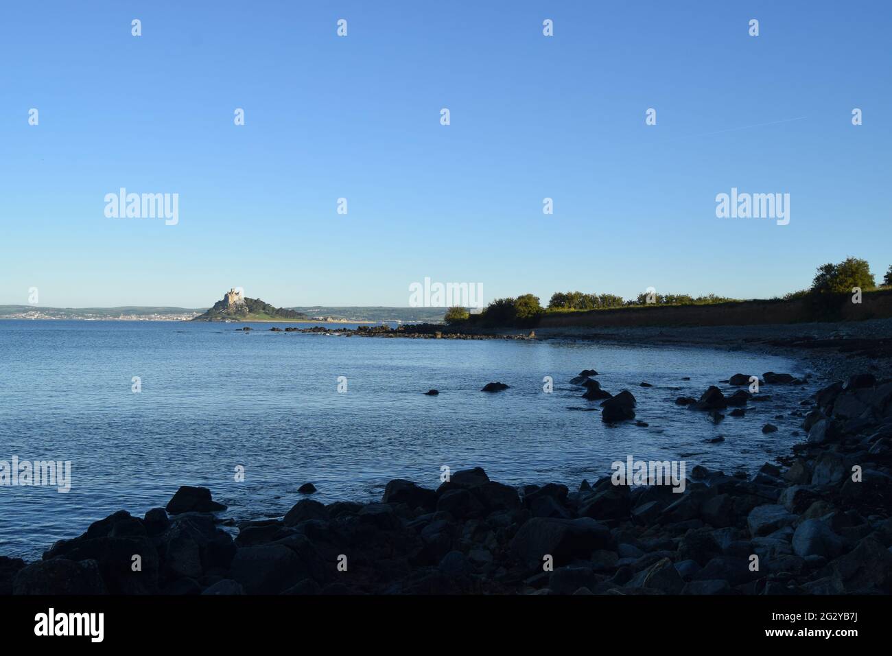 Cove & entfernter St. Michael's Mount Stockfoto