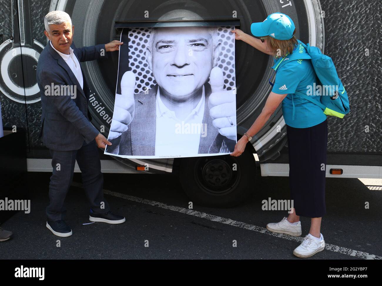 Der Londoner Bürgermeister Sadiq Khan mit einem Selbstporträt auf einer Ausstellung, auf der die Gesichter von mehr als 1,000 Londoner vor der Tower Bridge in London anlässlich der UEFA Euro 2020 eingeklebt wurden. Bilddatum: Sonntag, 13. Juni 2021. Stockfoto