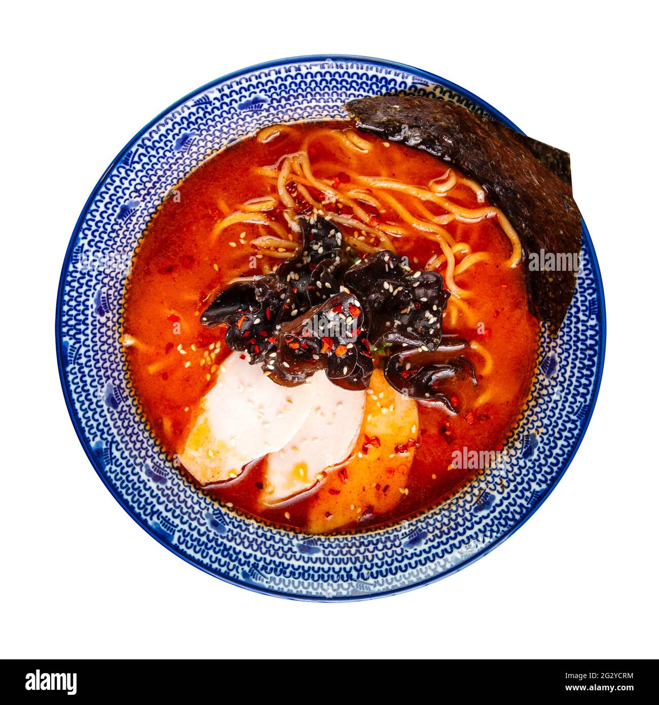 Isolierte Schüssel mit würzigem Miso-Chili-Ramen Stockfoto