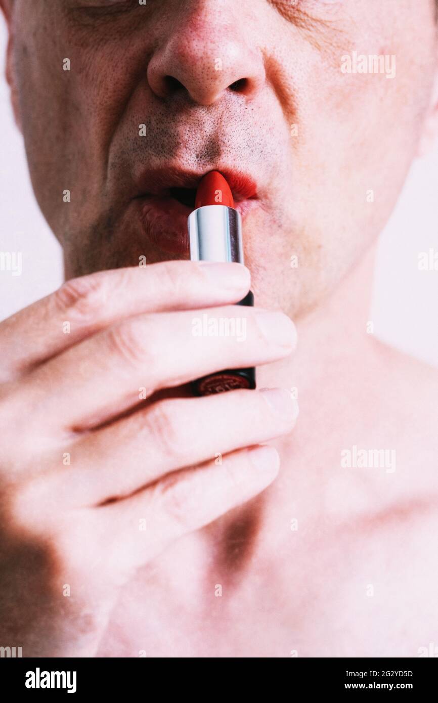 Mann mit rotem Lippenstift Stockfoto