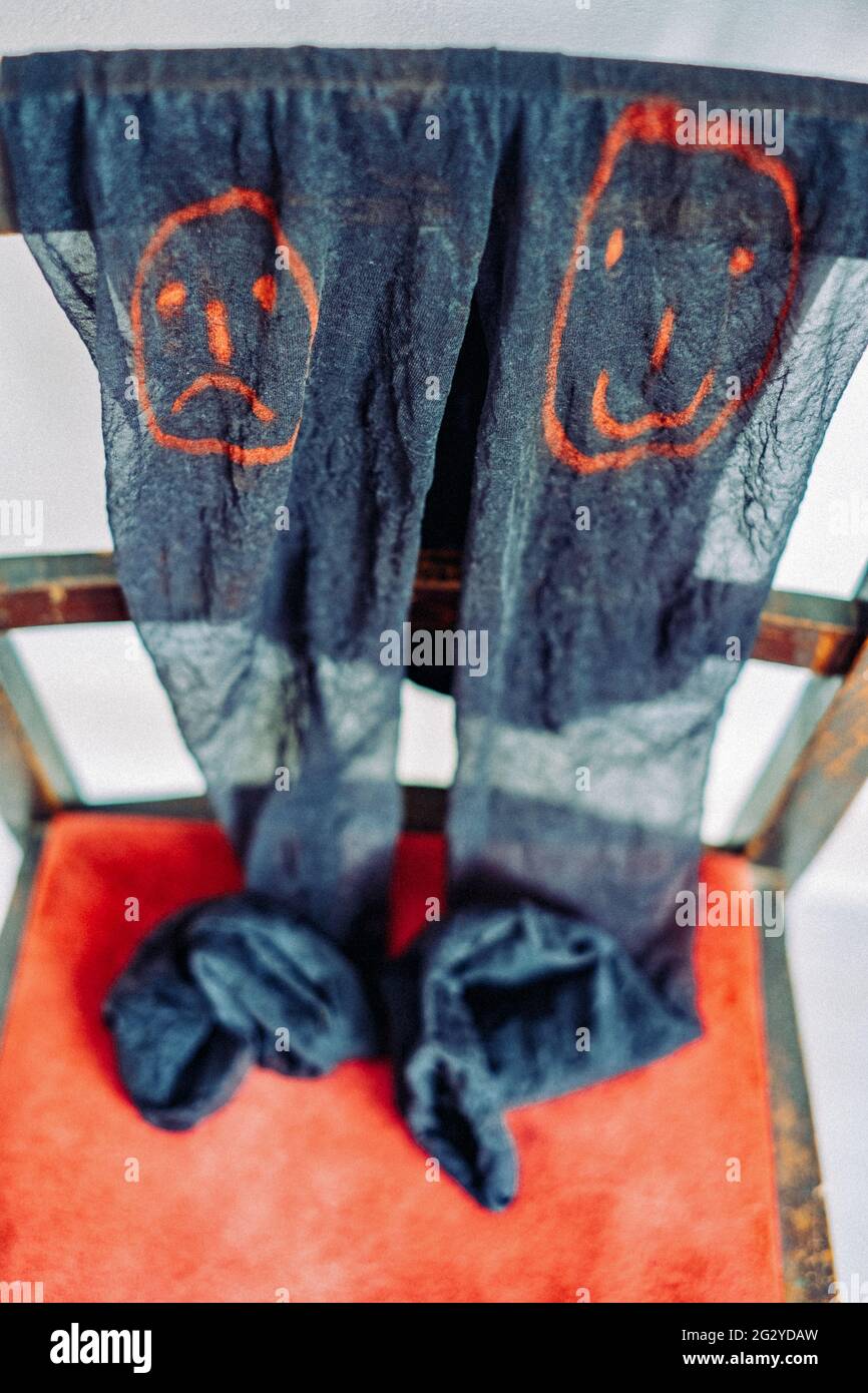 Emoji-Gesichter zeichnen sich durch schwarze Strumpfhosen mit rotem Lippenstift aus Stockfoto