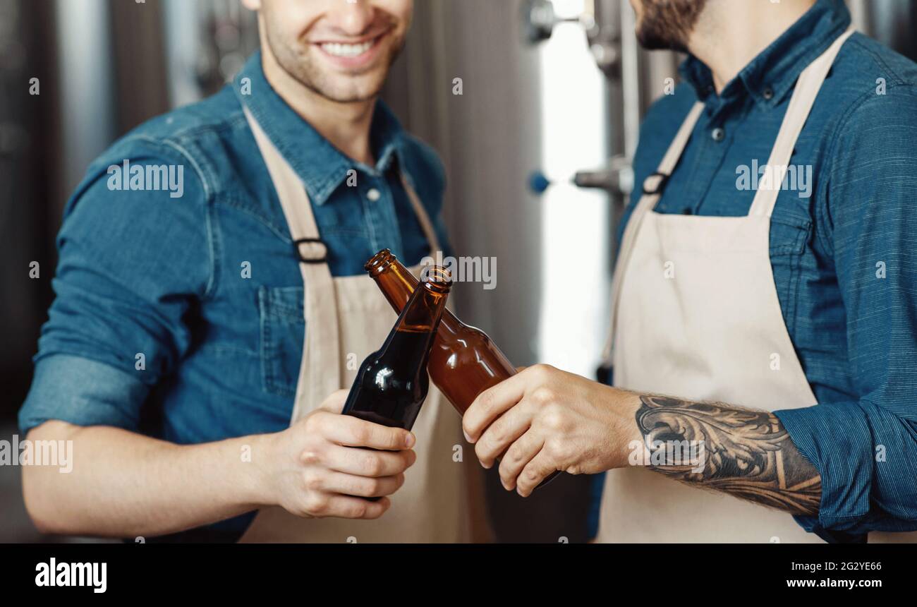 Professionelle Brauereibesitzer probieren in der Brauerei neues Getränk Stockfoto