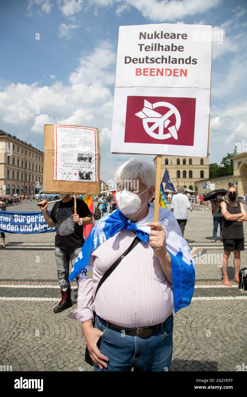 Aktivist hält Schild mit der Aufschrift: „ Nuklare Teilhabe Deutschlands beenden “. Am 12.6.2021 versammeln sich in München hunderte, um gegen die Politik der NATO und der G7 zu demontieren. You fore abrusting and a end of Militarinsätze. - Aktivist hält ein Schild mit der Aufschrift: „ die nukleare Teilhabe Deutschlands beenden“. Am 12. Juni 2021 versammelten sich Hunderte in München, um gegen die Politik der NATO und der G7 zu protestieren. Sie fordern Abrüstung und ein Ende der Militäroperationen. (Foto: Alexander Pohl/Sipa USA) Quelle: SIPA USA/Alamy Live News Stockfoto