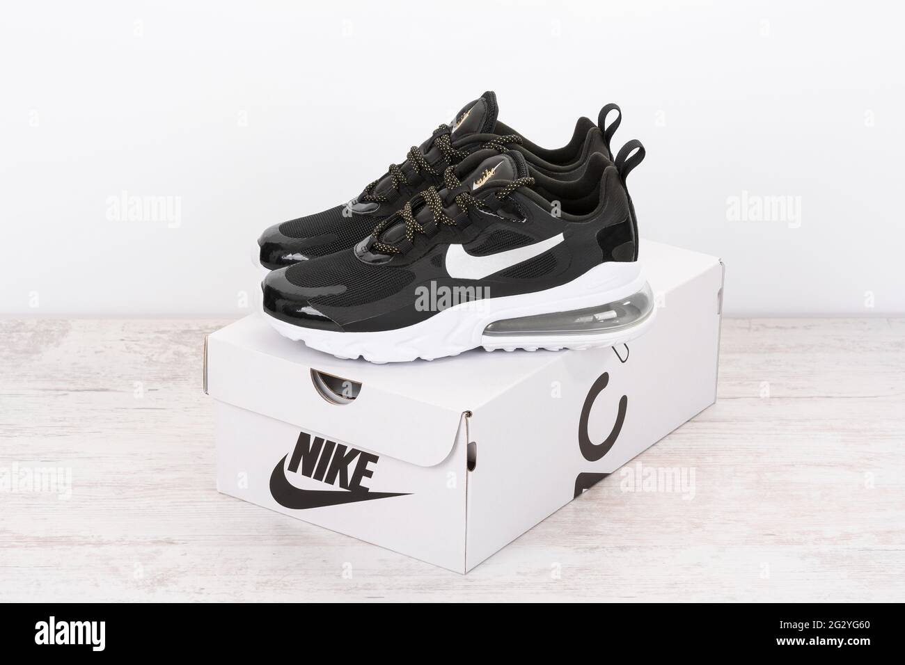 BURGAS BULGARIEN 8. DEZEMBER 2020 Nike Air MAX 270 REACT Damenschuhe Sneaker in schwarz auf weiBem Holzhintergrund Stockfotografie Alamy