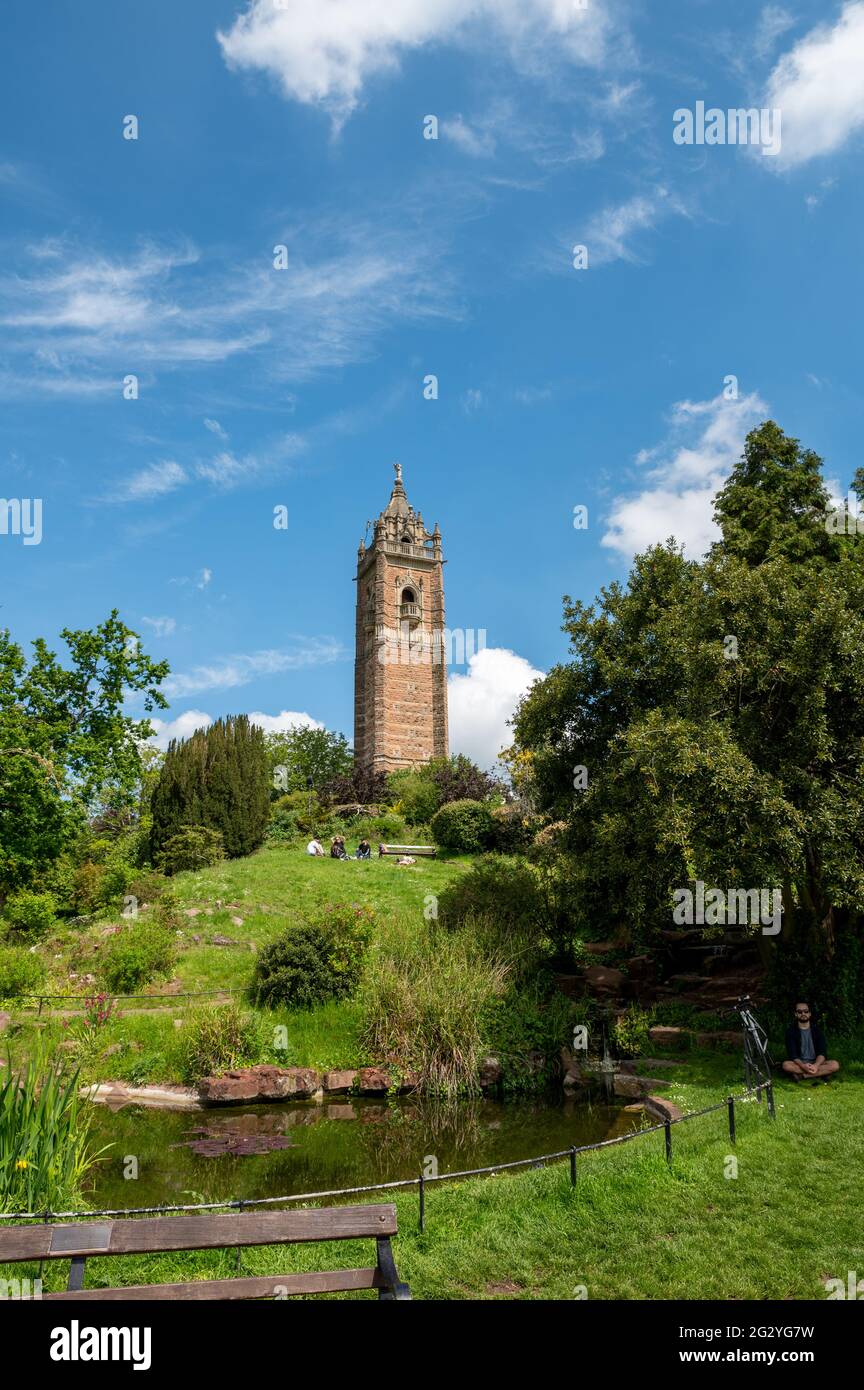 Blick auf den Cabot Tower, Brandon Hill, Bristol während der Feiertage im Sommer in großbritannien Stockfoto