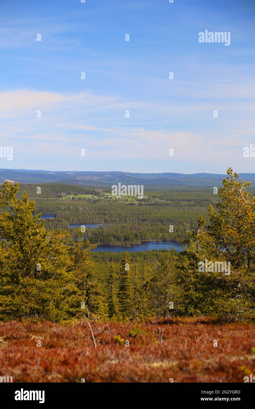 Malerische Seen und Häuser vom schwedischen Berg Stor-Sandberget aus gesehen. Stockfoto