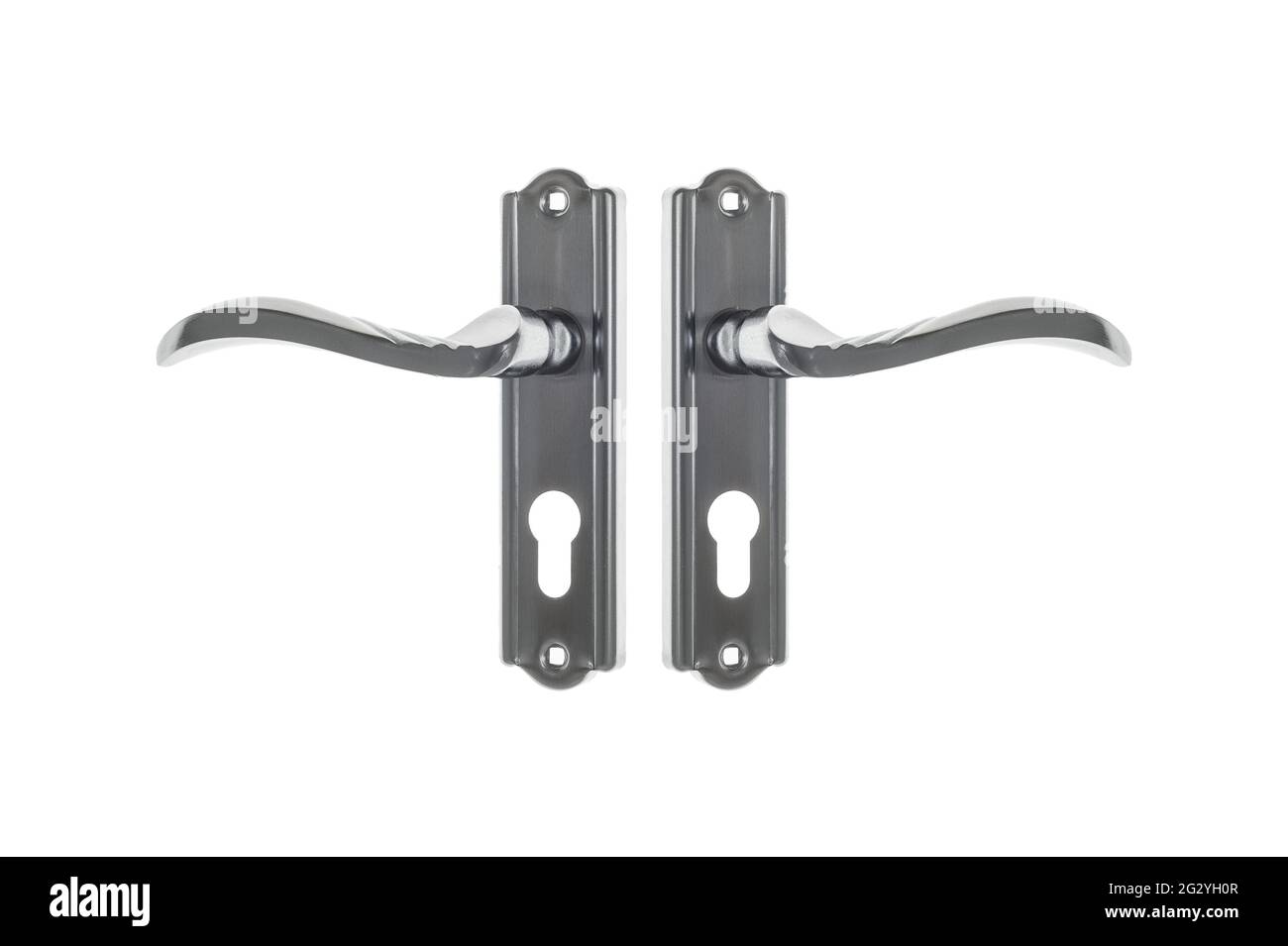 Silberner moderner Türgriff mit floralem Ornament. Flaches, auf weißem Hintergrund isoliertes Objekt. Stockfoto