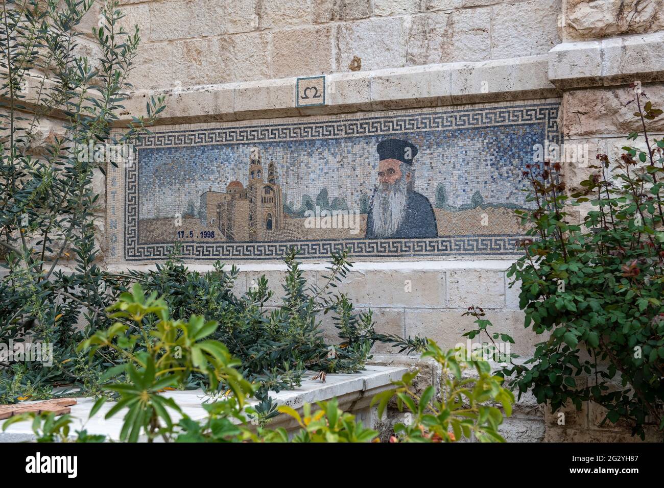 Ein Mosaik von Pater Loustinos, der den Archimandrit Philoumenos als Leiter des Klosters des Jakobsbrunnens Nablus ersetzte. Palästina Stockfoto