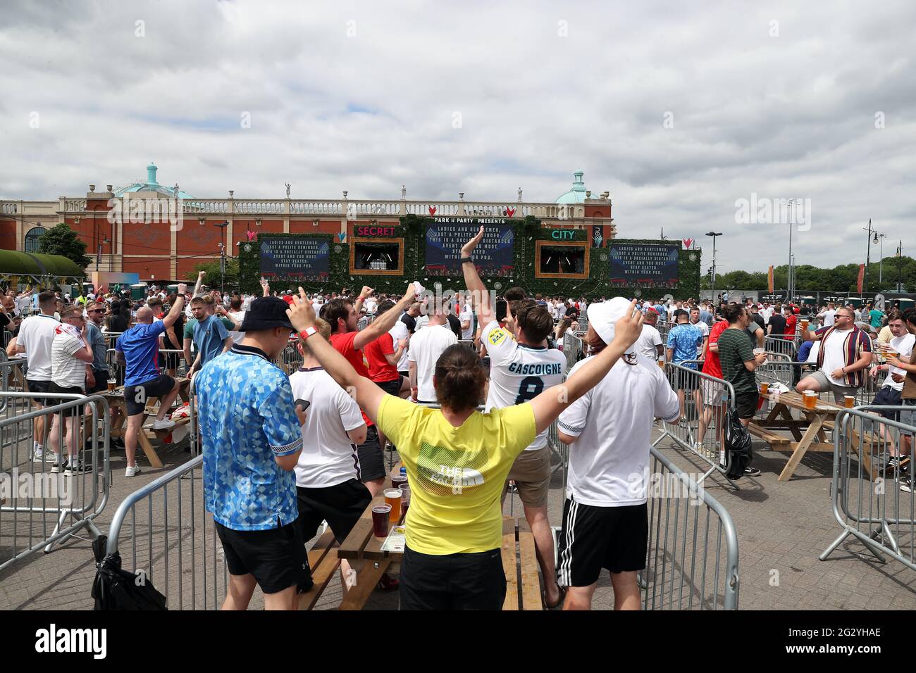 Fans in der Fanzone im Trafford Park, Manchester, sehen sich das UEFA