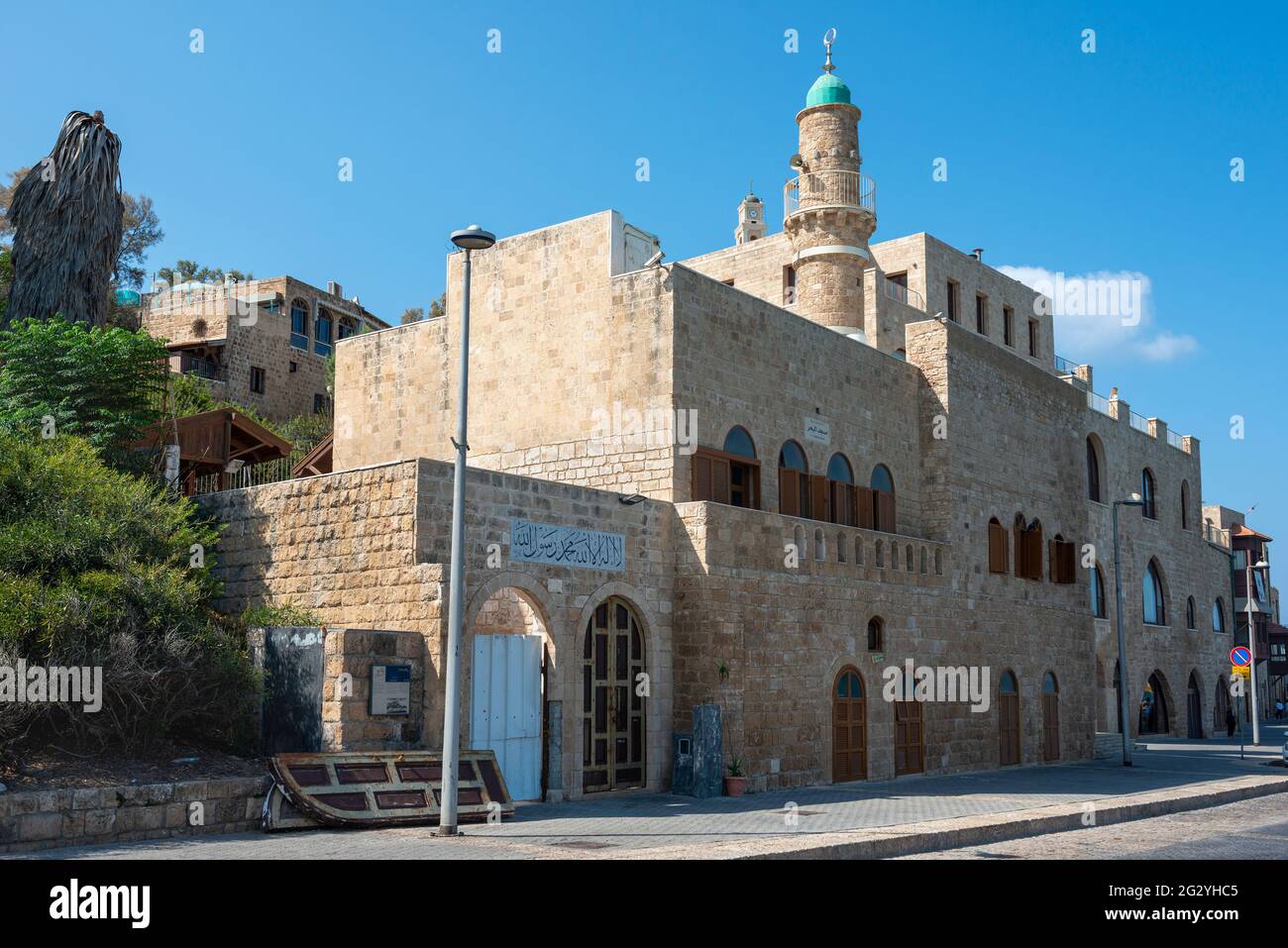 Blick auf die Al-Bahr Moschee oder die Meeresmoschee, Minarett der Moschee in Old Jaffa, den alten Hafen von Jaffa, die Mittelmeerküste in Tel Aviv Yaffo, Israel Stockfoto