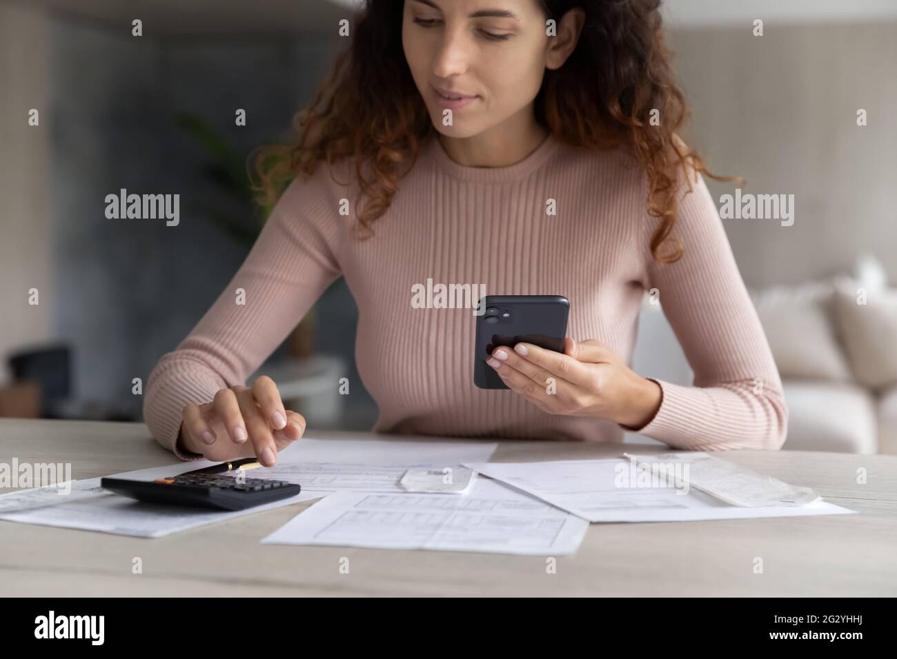 Hispanische Frau verwalten Finanzen mit Smartphone-Gadget Stockfoto