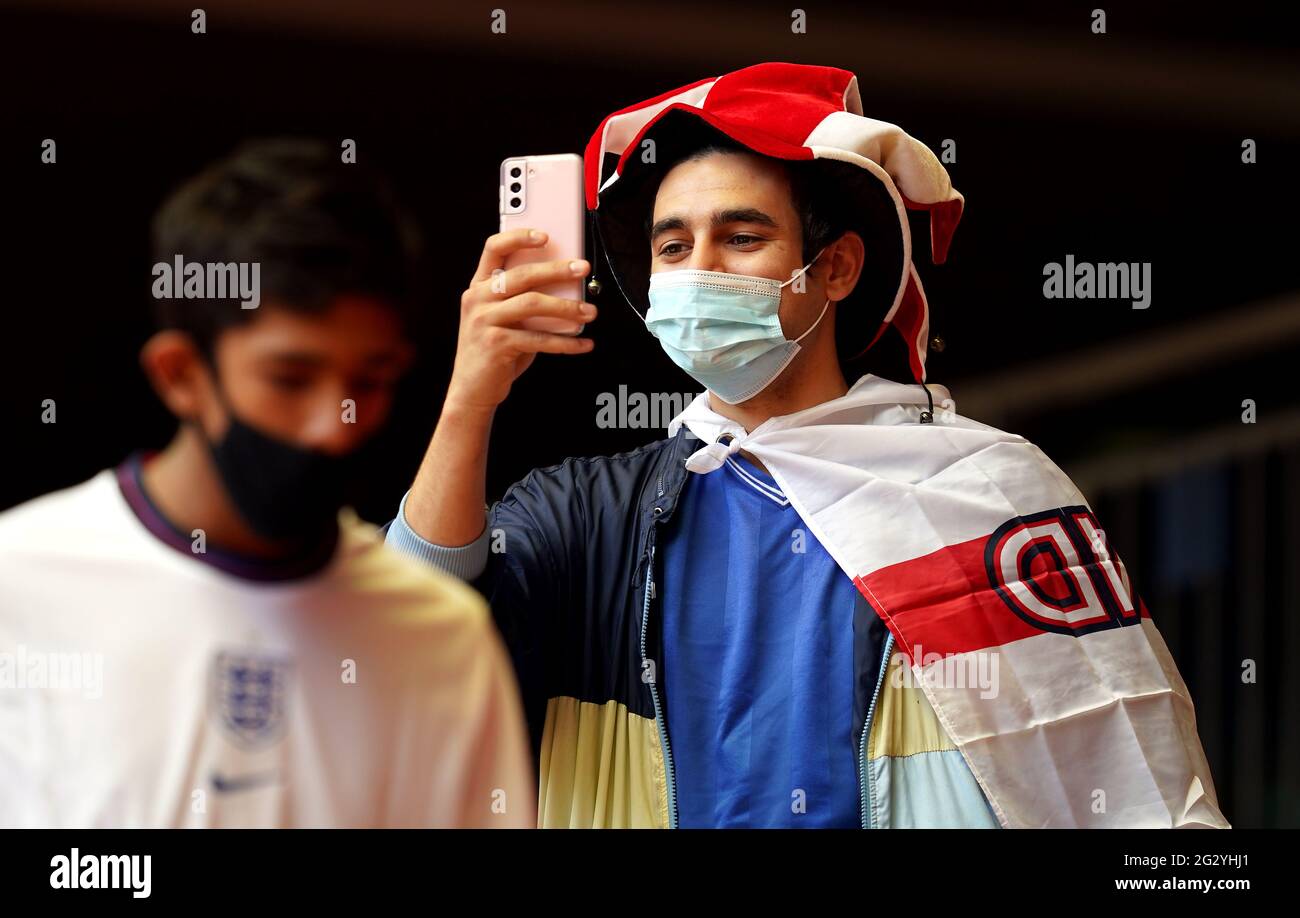 Ein England-Fan steht vor dem UEFA Euro 2020-Spiel der Gruppe D im Wembley Stadium, London. Bilddatum: Sonntag, 13. Juni 2021. Stockfoto