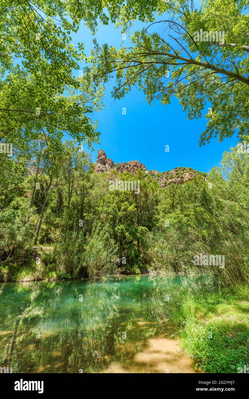 Üppige Landschaft in Sierra de Espadan, Castellon, Spanien. Wasserbehälter. Stockfoto