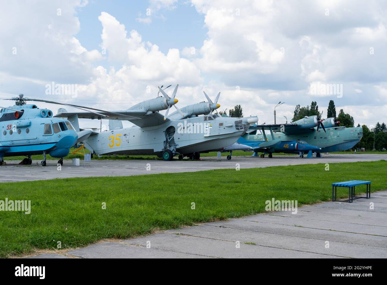Kiew, Ukraine - 12. Juni 2021: Amphibienflugzeug. Das Flugzeug, das auf dem Wasser landet. Retro-Modell. Wasser. Stockfoto