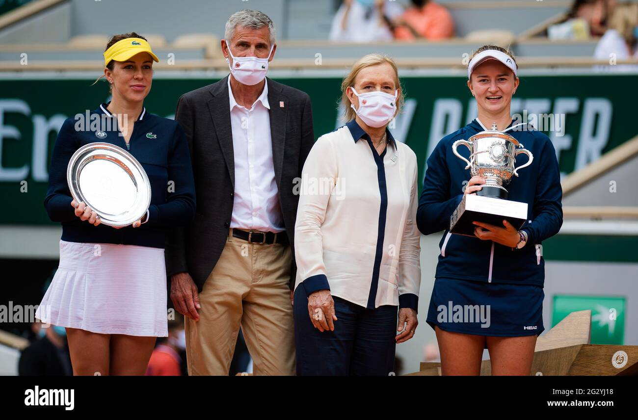 Finalistin Anastasia Pavlyuchenkova aus Russland, Präsidentin des französischen Tennisverbands FFT Gilles Moretton, Trophäenmoderatorin Martina Navratilova, Gewinnerin Barbora Krejcikova aus der Tschechischen Republik nach dem Finale des Tennisturniers Roland-Garros 2021, Grand Slam am 12. Juni 2021 im Roland-Garros-Stadion in Paris, Frankreich – Photo Rob Prange / Spanien DPPI / DPPI / LiveMedia Stockfoto