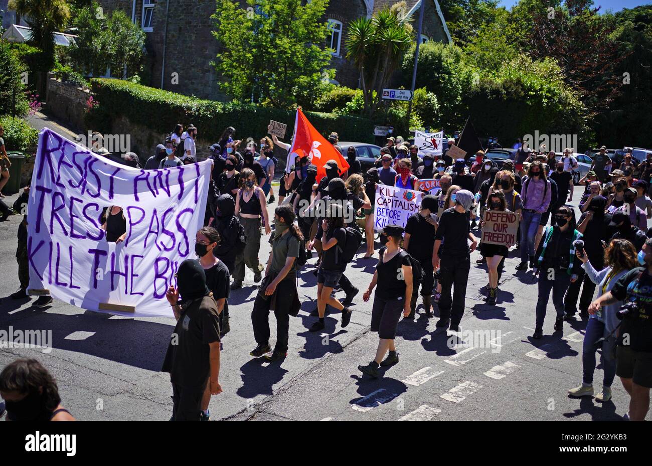 Demonstranten während eines Protestes in Falmouth, während des G7-Gipfels in Cornwall. Bilddatum: Sonntag, 13. Juni 2021. Stockfoto