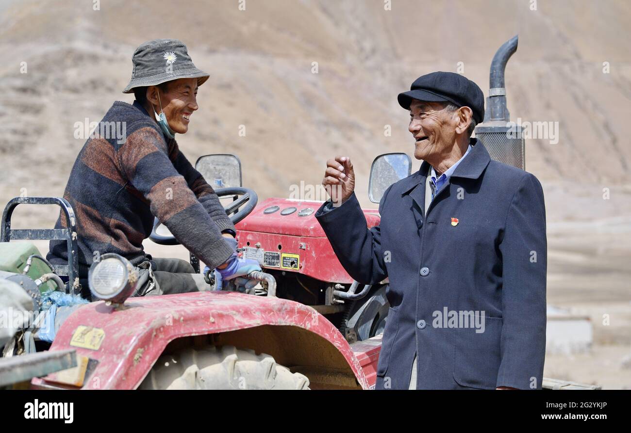 (210613) -- LHASA, 13. Juni 2021 (Xinhua) -- Migmar (R) spricht mit seinem Nachbarn im Dorf Lhaya, Gemeinde Gyamco, Landkreis Namling der Stadt Xigaze, südwestlich der Autonomen Region Tibet, 18. April 2021. Der 79-jährige Migmar wurde im Kreis Sa'gya in Xigaze geboren und lebt heute im Dorf Lhaya. Als er sich an sein Leben als Leibeigene vor der demokratischen Reform im Jahr 1959 erinnerte, sagte Migmar: „Meine Familie war zu dieser Zeit stark verschuldet, also wurde ich geschickt, um Schafe für einen Leibeigenen zu hüten, um die Schulden meiner Familie zu bezahlen, als ich erst sieben Jahre alt war.“ Dort litt er kontinuierlich unter Strafe wie Stockfoto