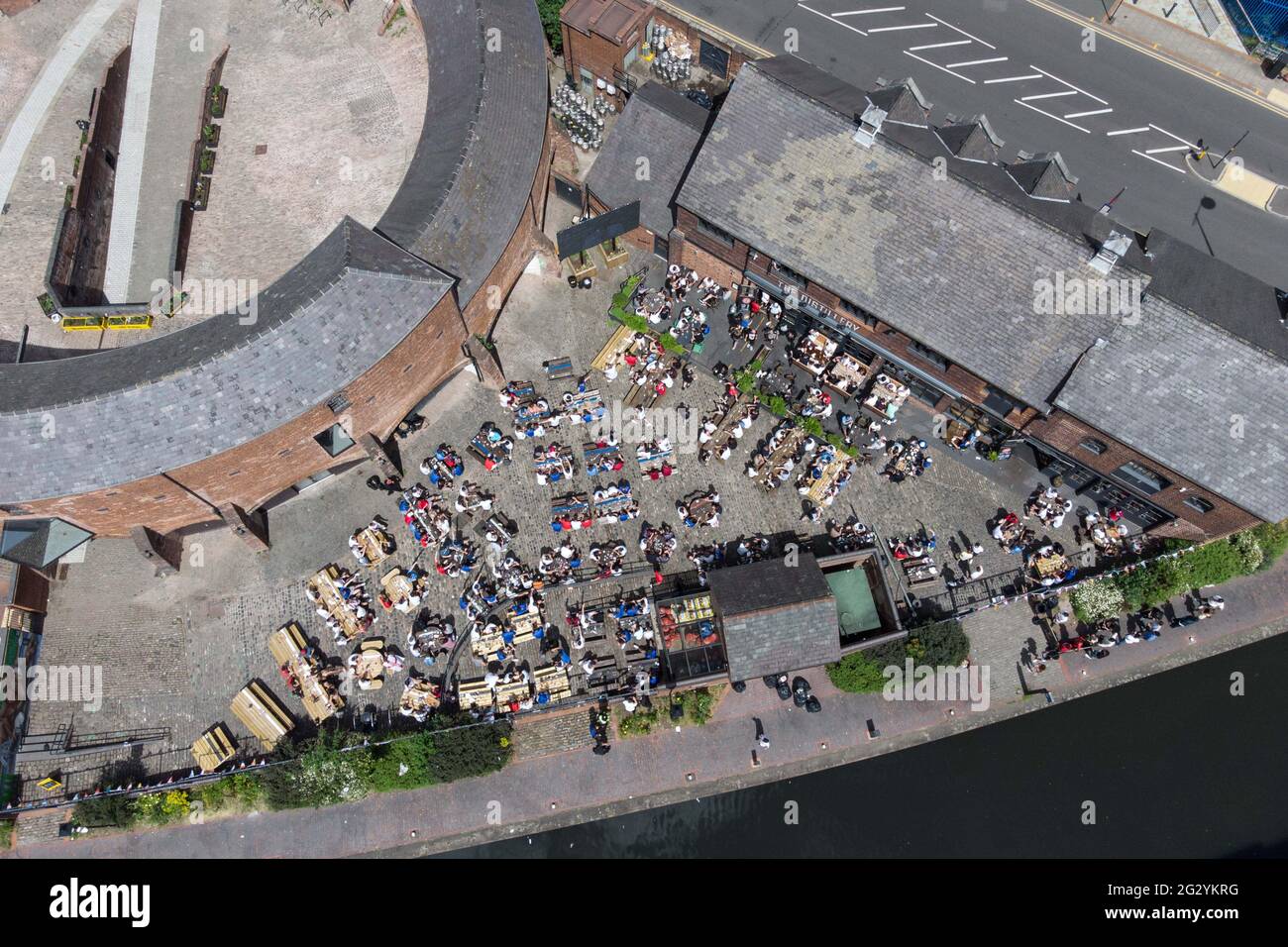 Birmingham, West Midlands, Großbritannien. Juni 2021. England-Fans sitzen am heißesten Tag des Jahres neben einem Kanal in Birmingham vor einer großen Außenwand im Distillery Pub in der Sheepcote Street, um England gegen Kroatien bei der Euro 2020 zu beobachten. PIC by Credit: Stop Press Media/Alamy Live News Stockfoto