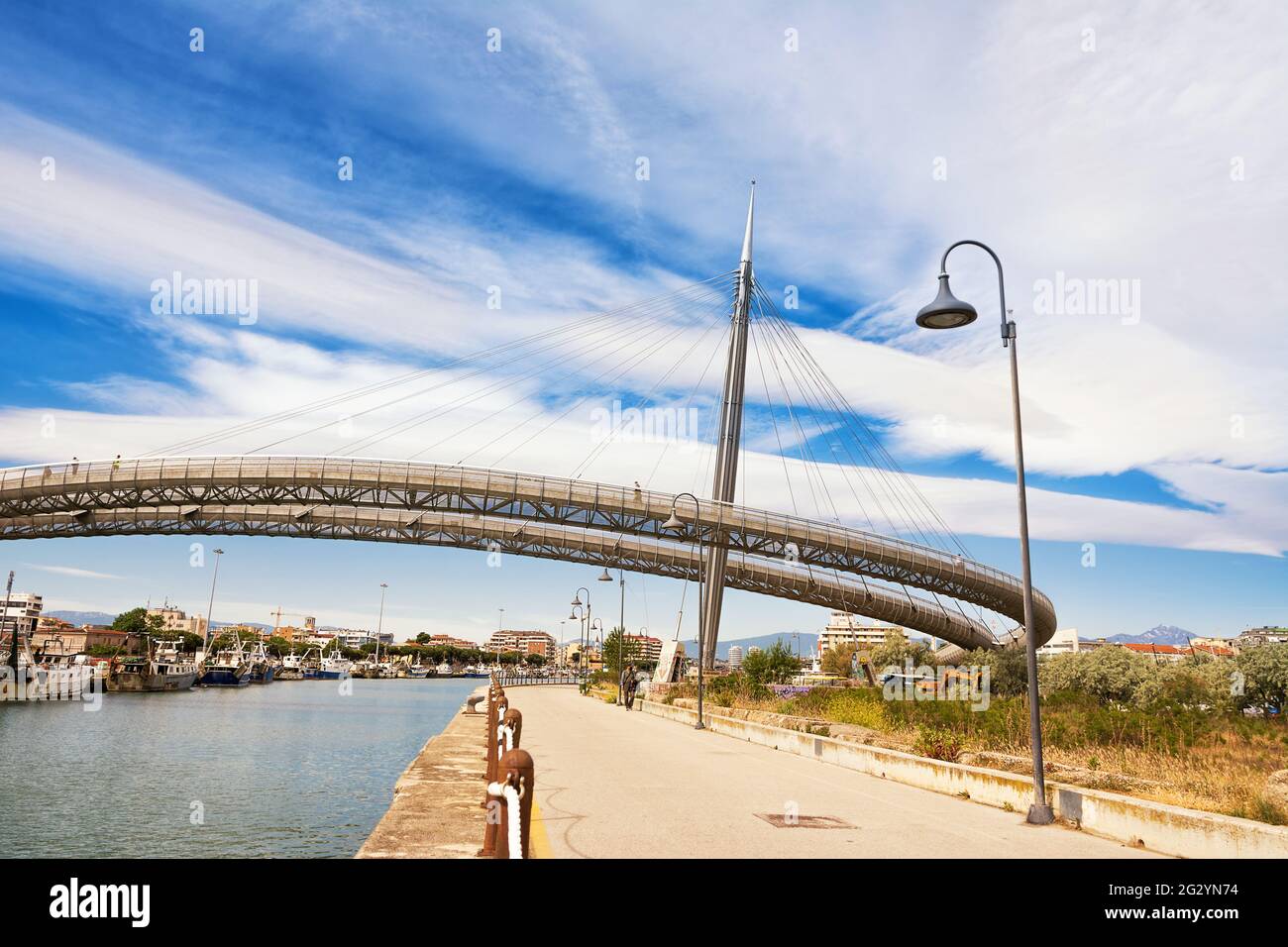 Pescara, Italien - 22. Mai 2021: Ponte del Mare (Meeresbrücke) und Hafen im Kanal des Flusses Pescara Stockfoto