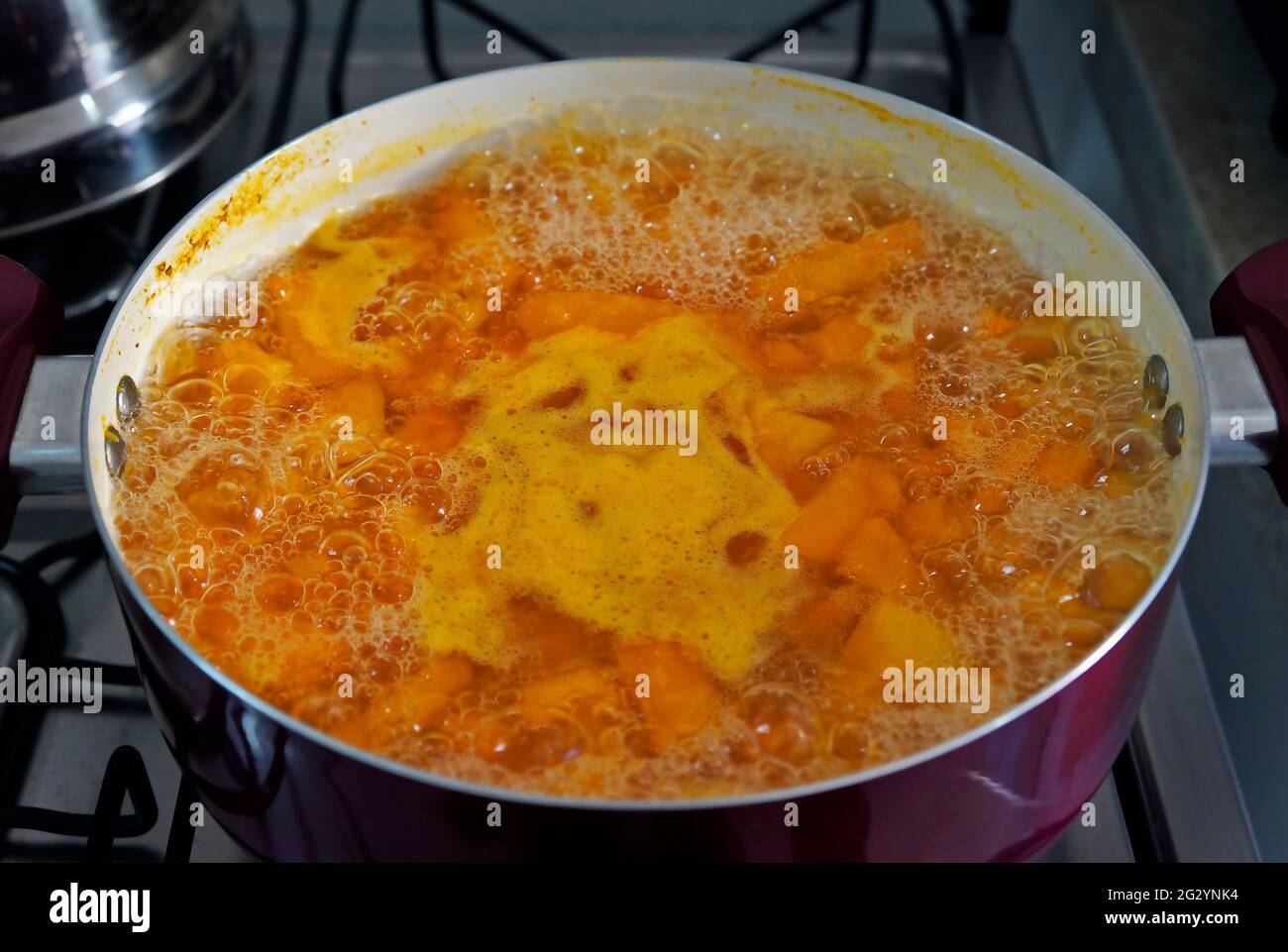 Traditionelles brasilianisches Dessert: Kürbismarmelade mit Kokosnuss Stockfoto