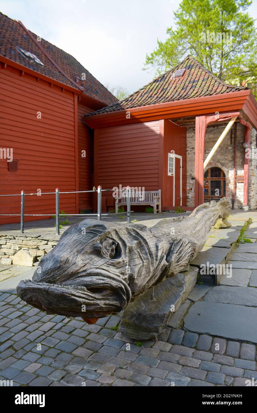 Große Holzschnitzereien eines Fisches an der historischen Hanseatic Wharf in Bergen. Ein UNESCO-Weltkulturerbe. Stockfoto