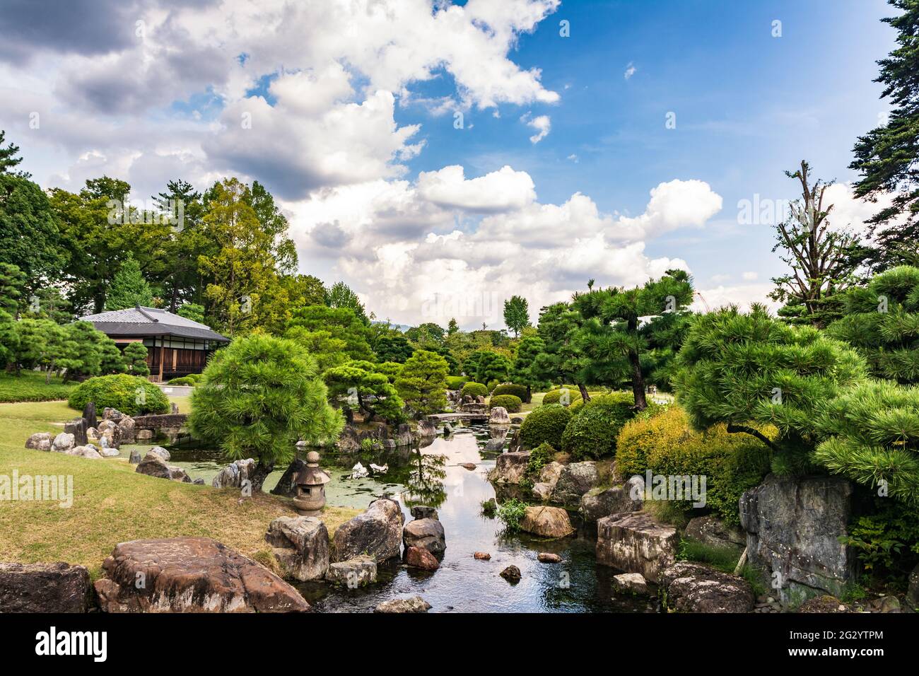 Kyoto, Japan, Asien - 3. September 2019 : Bach im Garten der Burg Nijo Stockfoto