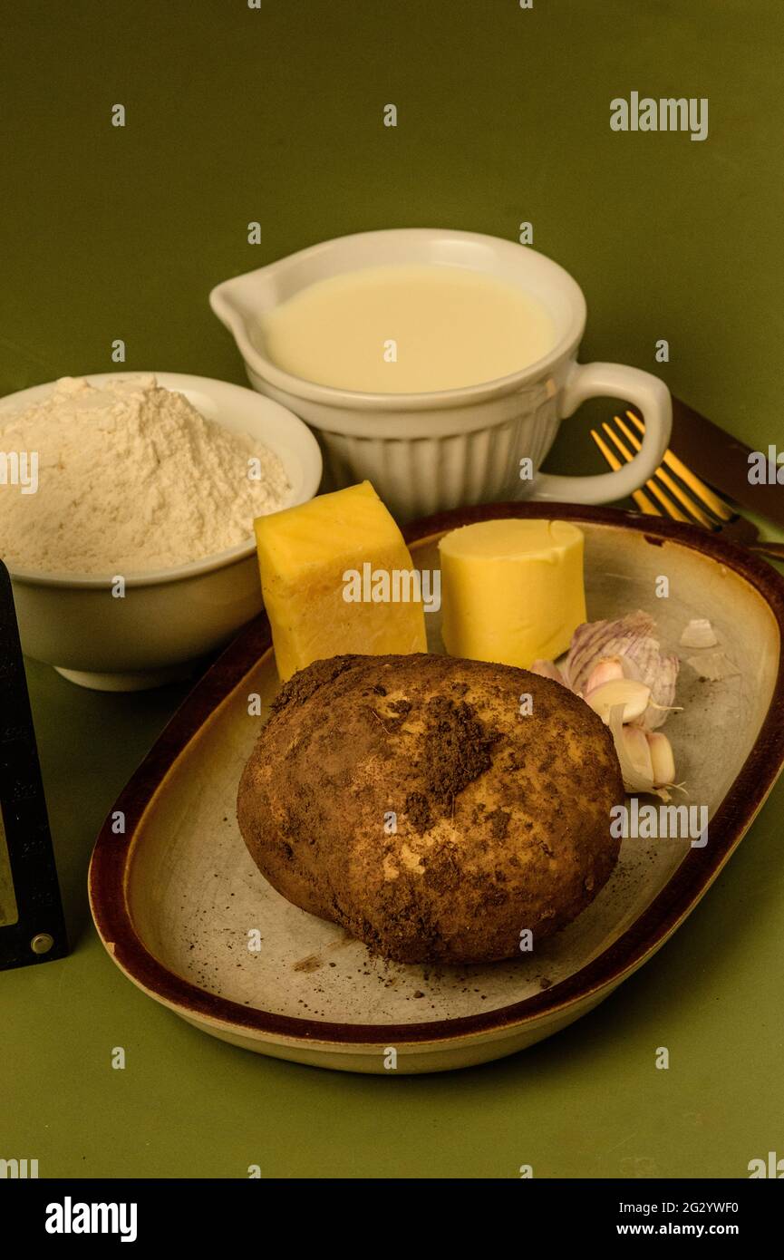 Neue Dimensionen schaffen in Nouvelle Cuisine, Deconstructed Scalloped Potato Stockfoto