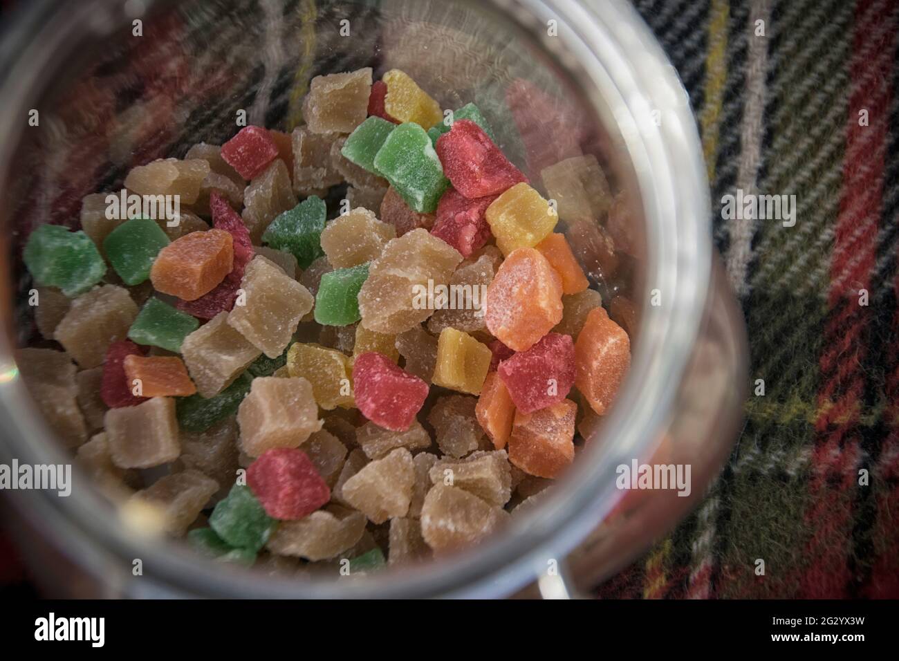 Bunte Süßigkeiten aus gezuckerten Früchten in einem Glasglas Stockfoto