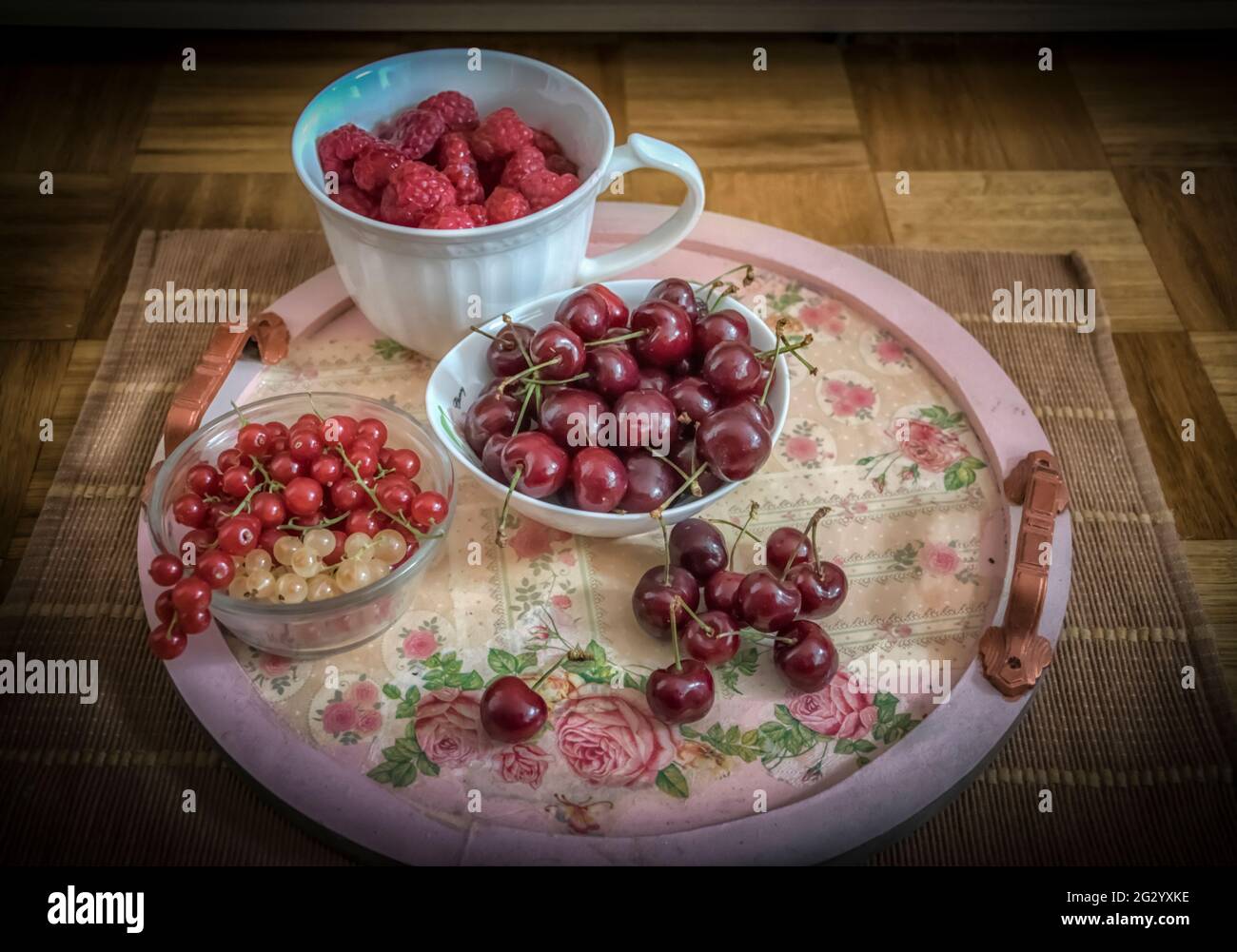 Ein farbenfrohes Set aus roten Sommerfrüchten Stockfoto