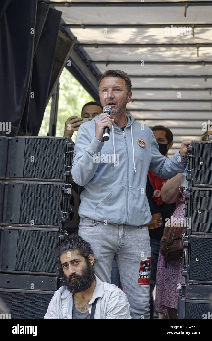 Paris, Frankreich. Juni 2021. Olivier Besancenot spricht während des nationalen marsches FÜR UNSERE FREIHEITEN als Reaktion auf das Klima von Hass und Rassismus Stockfoto