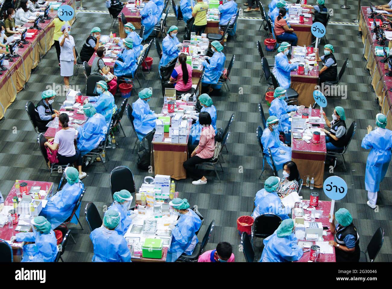 Nonthaburi, Thailand. Juni 2021. Gesundheitshelfer verabreichen Patienten in einem Impfzentrum in der Provinz Nonthaburi Dosen des Coronavac-Impfstoffs, Am Stadtrand von Bangkok.die meisten Menschen glauben, dass die Verteilung und Verteilung von Impfstoffen gegen Covid-19 im Land politisch mit dem Mangel an Vertrauen in den Umgang der Regierung mit der Covid-19-Situation verwogen ist, so eine Umfrage der National Institute of Development Administration (Nida Poll). Kredit: SOPA Images Limited/Alamy Live Nachrichten Stockfoto