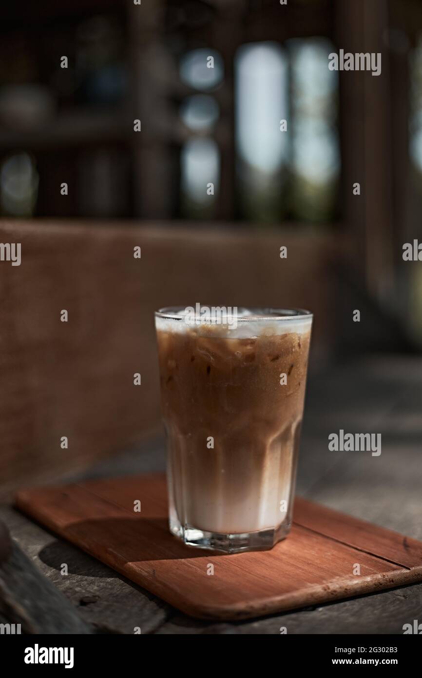 iced Latte Kaffee in einem Glas mit kalter Milch. Stockfoto
