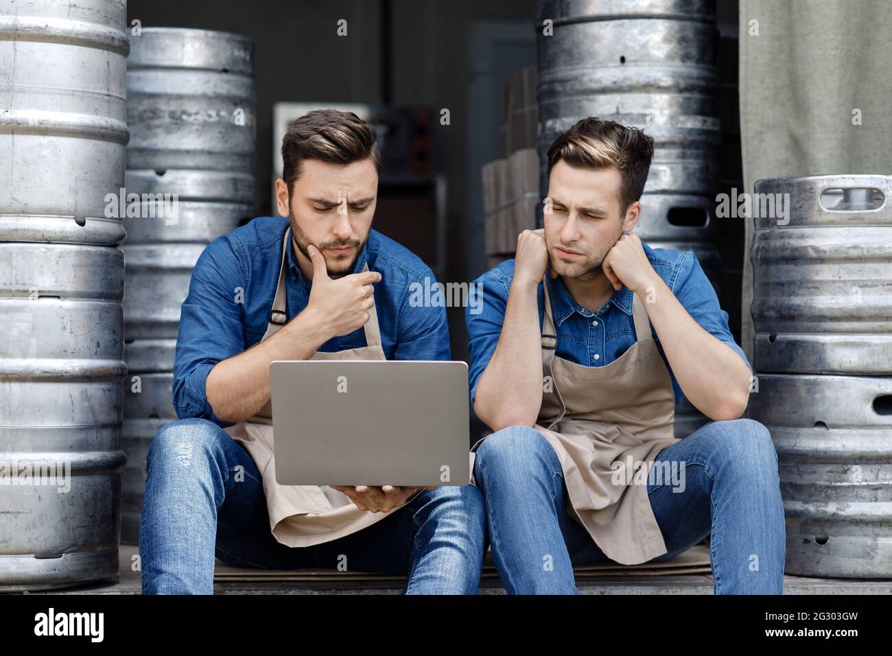 Lösung von Problemen bei der Arbeit bei Lockdown, moderner Technologie und Online-Bestellung bei der Brauerei Stockfoto