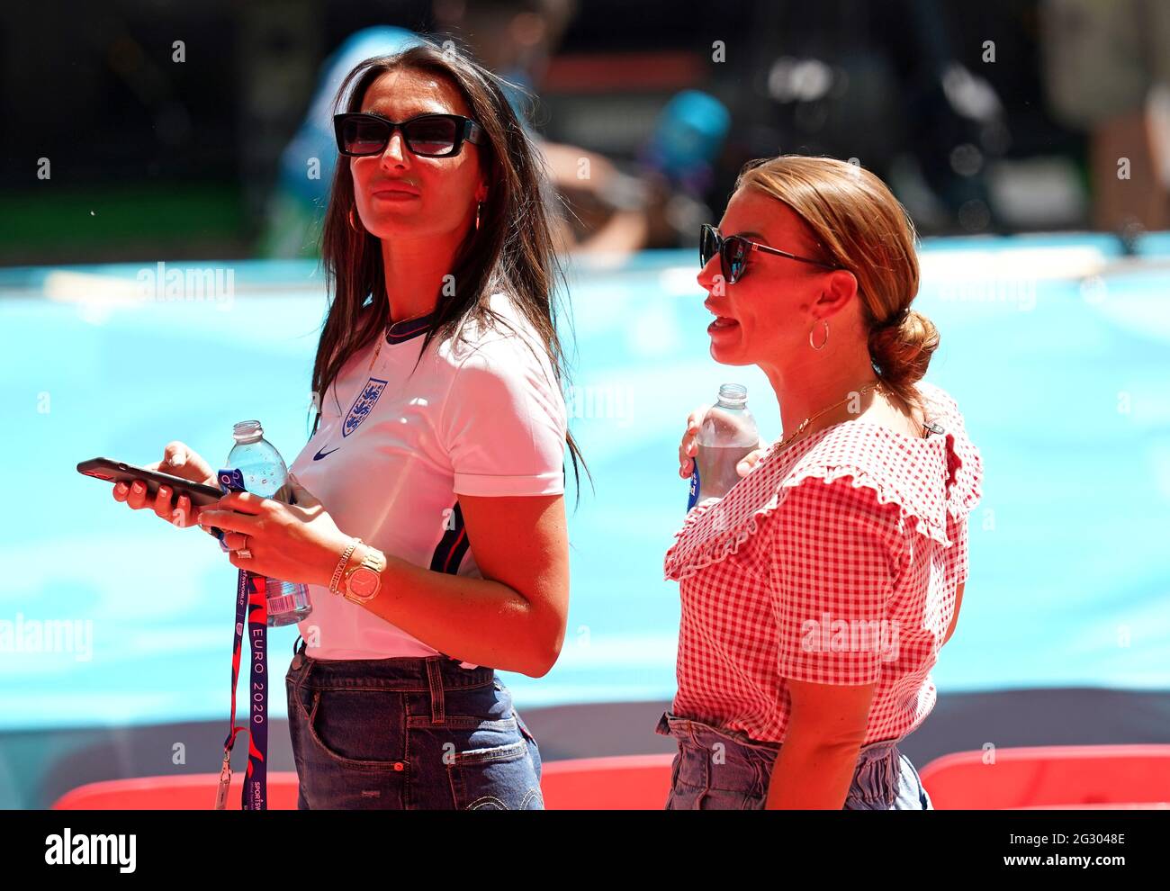 Annie Kilner (links) und Coleen Rooney, Ehefrau von Wayne Rooney, diskutieren während des UEFA-Europameisterschaftsspiels der Gruppe D 2020 im Wembley Stadium, London. Bilddatum: Sonntag, 13. Juni 2021. Stockfoto