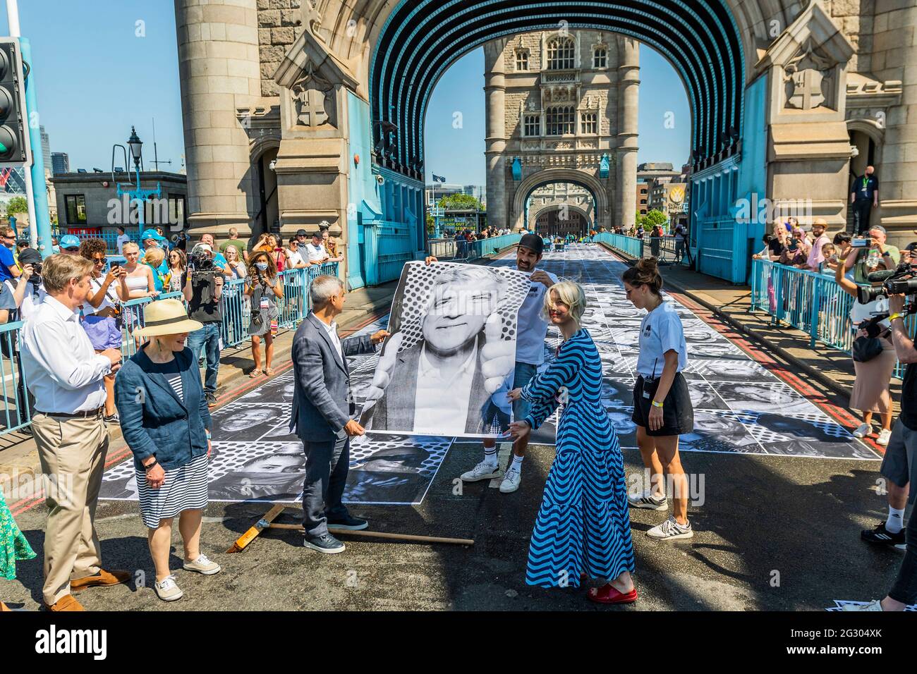 London, Großbritannien. 13 Juni 2021. Sadiq Khan (im Bild mit Justine Simons, OBE, Dep Mayor for Culture, auf der Brücke) besucht die Tower Bridge, die mit mehr als 3,000 Schwarz-Weiß-Portraitfotos anlässlich der UEFA EURO 2020 Fußball-Europameisterschaft geklebt wird. Kredit: Guy Bell/Alamy Live Nachrichten Stockfoto