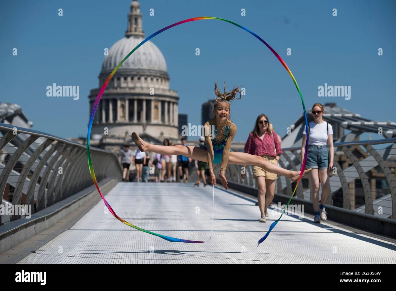 Kristina Akkad, 11 Jahre alt, führt auf der Millennium Bridge in London Gymnastik durch. Bilddatum: Sonntag, 13. Juni 2021. Stockfoto