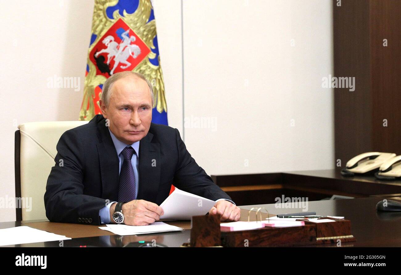 Der russische Präsident Wladimir Putin nimmt an der virtuellen Eröffnungszeremonie der ersten Produktionslinie der Gasverarbeitungsanlage Gazprom Amur per Video vom 9. Juni 2021 außerhalb von Moskau, Russland, aus dem Novo-Ogaryovo-Staatswohnsitz Teil. Stockfoto